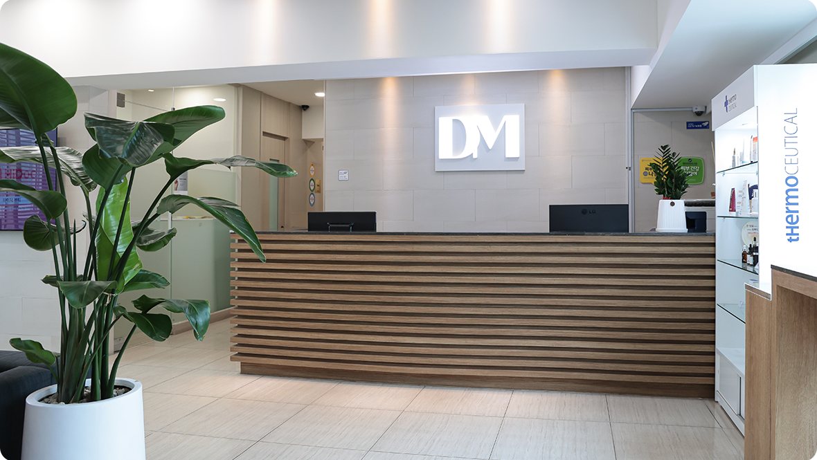 접수 데스크 — 벽에 DM 로고